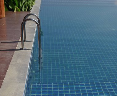 su yüzme havuzu güneşli yansımaları ile