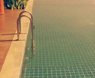 su yüzme havuzu güneşli yansımaları ile