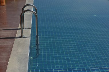 su yüzme havuzu güneşli yansımaları ile