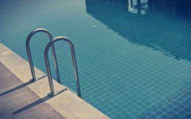 su yüzme havuzu güneşli yansımaları ile