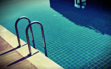 su yüzme havuzu güneşli yansımaları ile