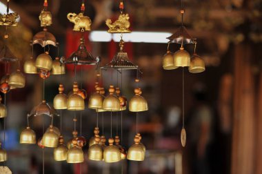 Koruma ve goo evin dışında Feng Shui çanları astı