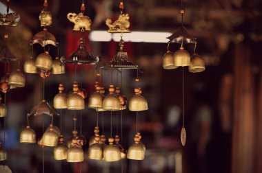 Koruma ve goo evin dışında Feng Shui çanları astı