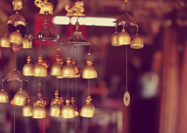 Koruma ve goo evin dışında Feng Shui çanları astı