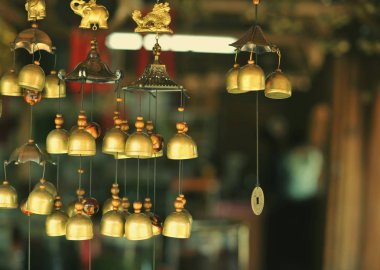 Koruma ve goo evin dışında Feng Shui çanları astı