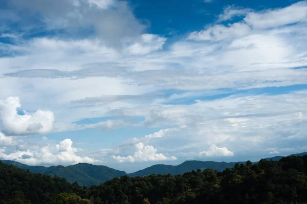 美丽的蓝色天空和山山，在孟湛 （星期一果酱）、 泰国 — 图库照片
