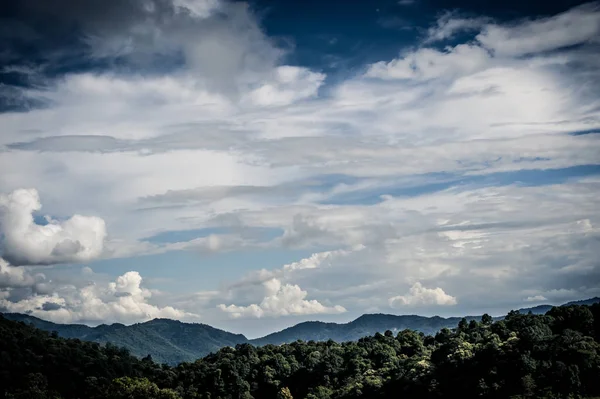 Όμορφο μπλε ουρανό και στο λόφο βουνό στο Mon Cham (Mon μαρμελάδα), Ταϊλάνδη — Φωτογραφία Αρχείου