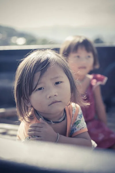 Неопознанные дети милая милая маленькая девочка — стоковое фото