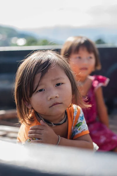 Unbekannte Kinder süßes süßes kleines Mädchen — Stockfoto