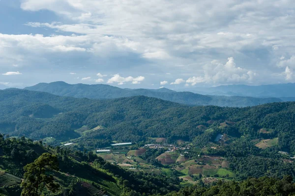 Όμορφο μπλε ουρανό και στο λόφο βουνό στο Mon Cham (Mon μαρμελάδα), Ταϊλάνδη — Φωτογραφία Αρχείου