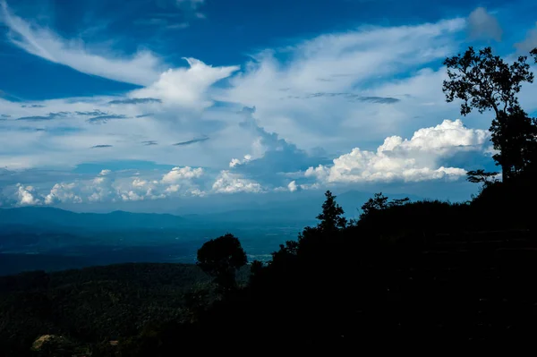 Hermoso cielo azul y montaña en Mon Cham (Mon Jam), Tailandia — Foto de Stock