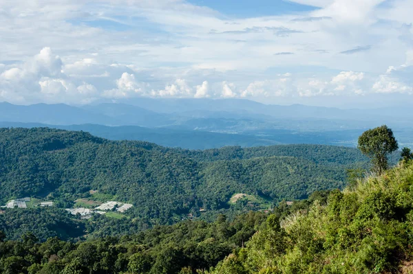 Όμορφο μπλε ουρανό και στο λόφο βουνό στο Mon Cham (Mon μαρμελάδα), Ταϊλάνδη — Φωτογραφία Αρχείου