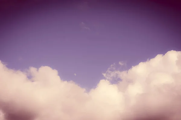 Nuvens fofas brancas com fundo céu azul — Fotografia de Stock