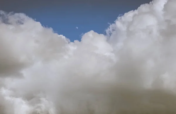 Nubes esponjosas blancas con fondo cielo azul —  Fotos de Stock