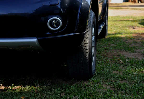 Bilden av bilen parkering i parkeringshuset på dagtid — Stockfoto