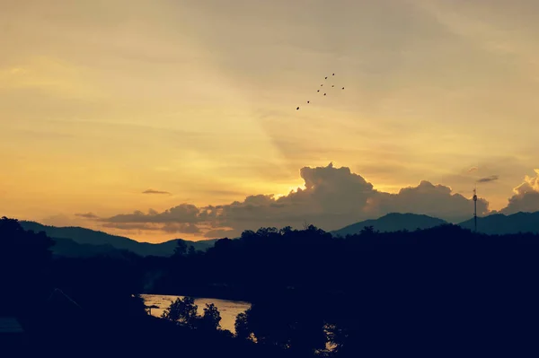 Cielo del atardecer fondo con nubes y sol, foto imagen fondo de pantalla — Foto de Stock