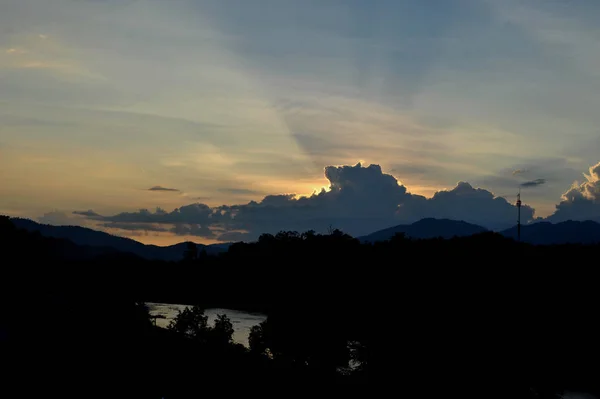 Cielo del atardecer fondo con nubes y sol, foto imagen fondo de pantalla — Foto de Stock