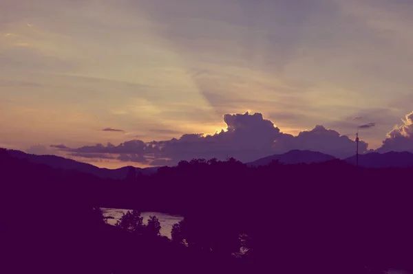 Фон неба заходу сонця з хмарами та сонцем, фотографія шпалер — стокове фото