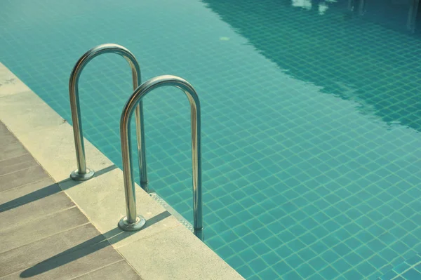 Водний басейн з сонячними відображеннями — стокове фото