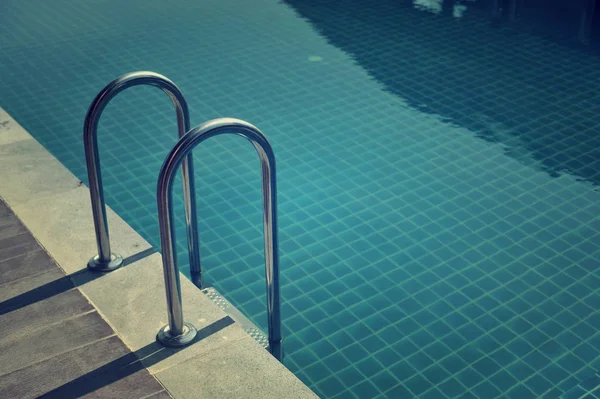 Piscina de agua con reflejos soleados — Foto de Stock