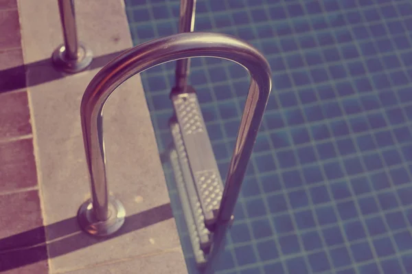 Piscina de água com reflexos ensolarados — Fotografia de Stock