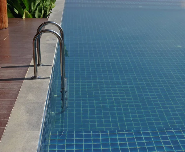 su yüzme havuzu güneşli yansımaları ile