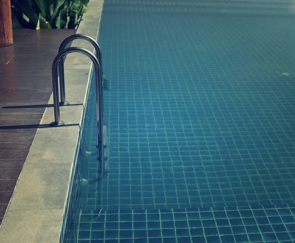 su yüzme havuzu güneşli yansımaları ile