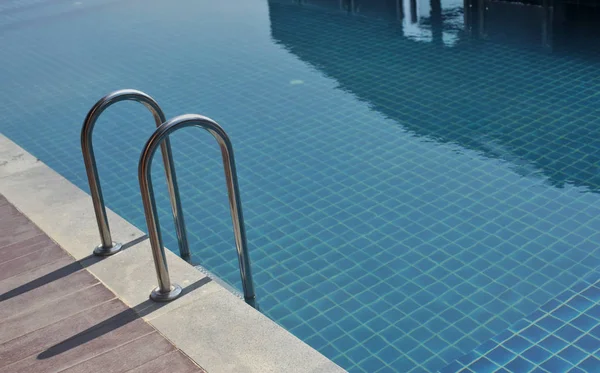 su yüzme havuzu güneşli yansımaları ile