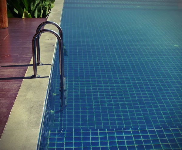 su yüzme havuzu güneşli yansımaları ile