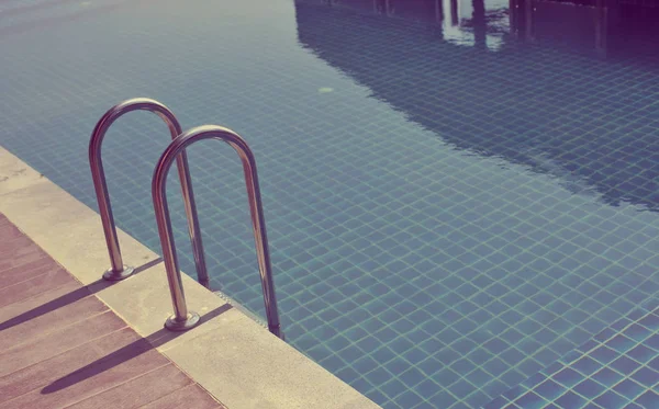 水游泳池与阳光明媚的几点思考 — 图库照片
