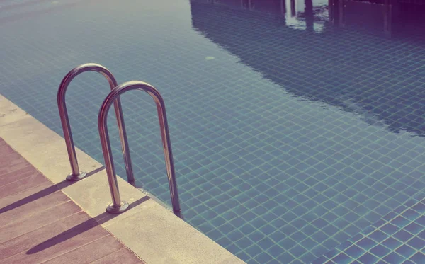 Piscina d'acqua con riflessi di sole — Foto Stock