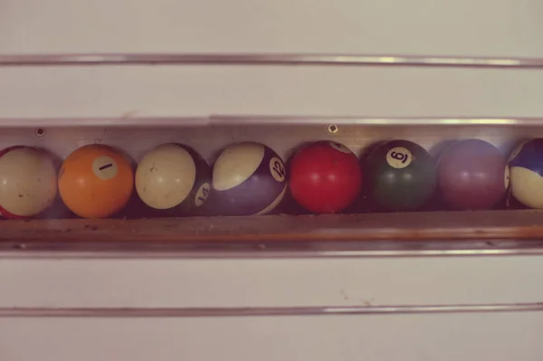 Sada míčků pro hru pool kulečník na policích. Americký p — Stock fotografie
