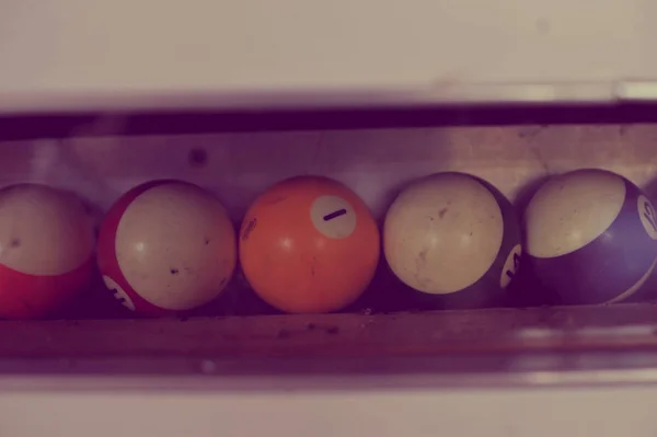 Sada míčků pro hru pool kulečník na policích. Americký p — Stock fotografie