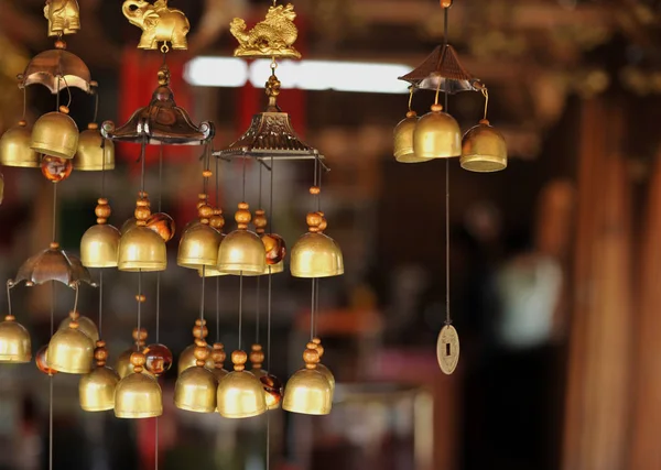 Koruma ve goo evin dışında Feng Shui çanları astı