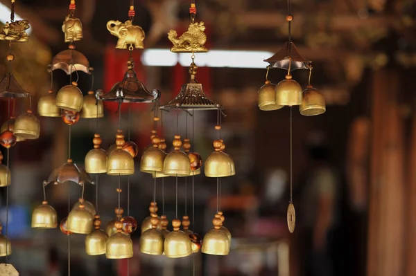 Koruma ve goo evin dışında Feng Shui çanları astı