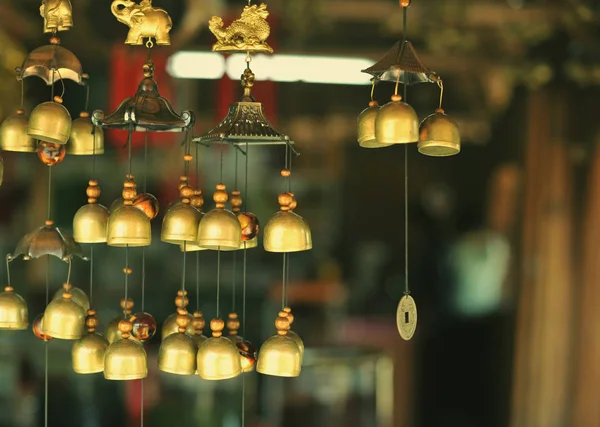 Koruma ve goo evin dışında Feng Shui çanları astı