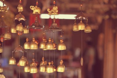 Koruma ve goo evin dışında Feng Shui çanları astı