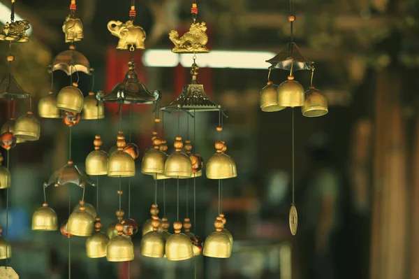 Koruma ve goo evin dışında Feng Shui çanları astı