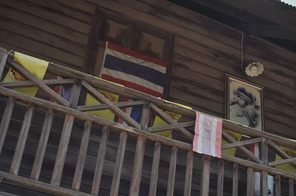 Photo de Sa Majesté le Roi de Thaïlande sur la maison murale — Photo