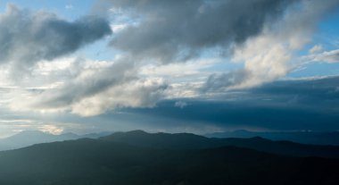 Güzel dağlar Peyzaj ve bulut mavi gökyüzü