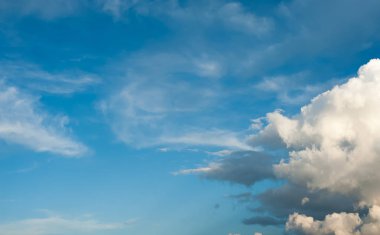 Beyaz kabarık bulutlar arka planda mavi gökyüzü