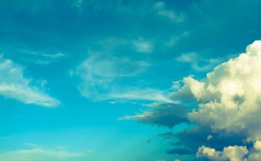 Beyaz kabarık bulutlar arka planda mavi gökyüzü