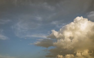 Beyaz kabarık bulutlar arka planda mavi gökyüzü