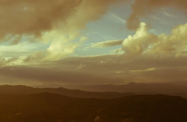 Krásné hory krajina a cloud blue sky — Stock fotografie