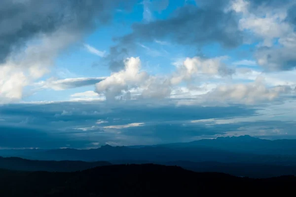 Красивые горы пейзаж и облако голубое небо — стоковое фото
