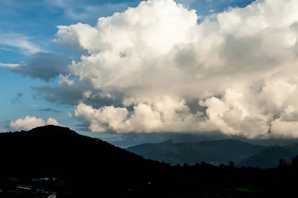 Hermosas montañas paisaje y cielo azul nube — Foto de Stock