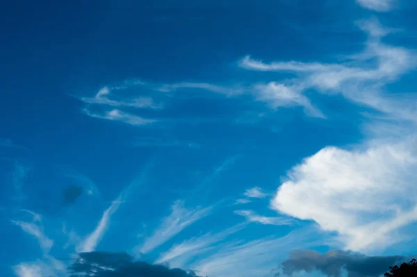 Nuvens fofas brancas com fundo céu azul — Fotografia de Stock