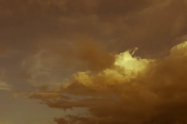 Nuvens fofas brancas com fundo céu azul — Fotografia de Stock