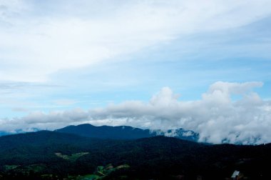 Güzel dağlar Peyzaj ve bulut mavi gökyüzü