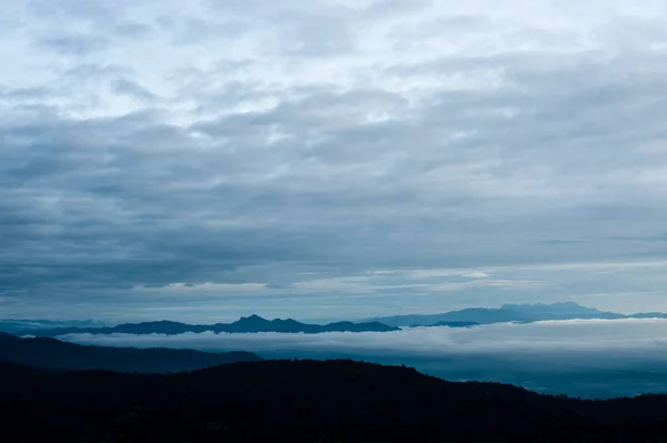 Красивые горы пейзаж и облако голубое небо — стоковое фото